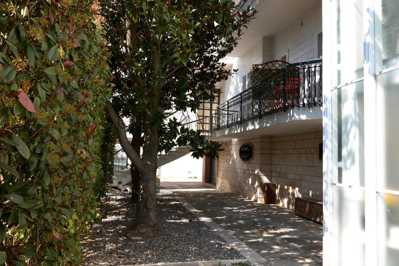 Il Giardino Di Flora Con Piscina Lecce Exterior foto